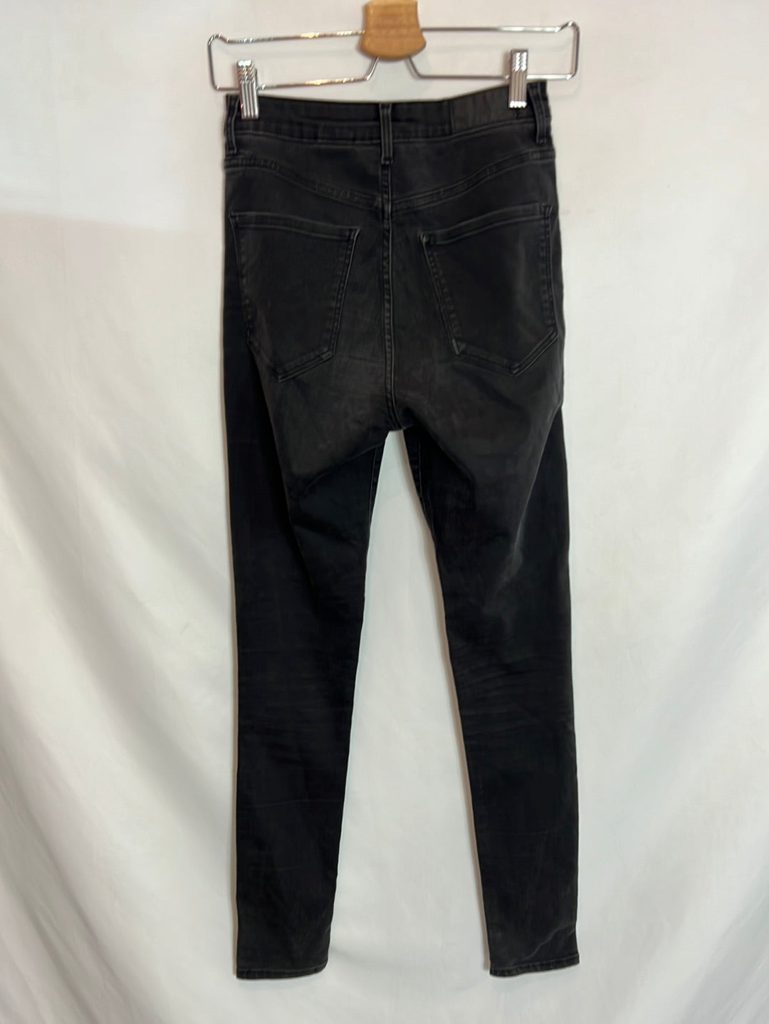 H&M. Pantalones denim pitillo negro. T 36