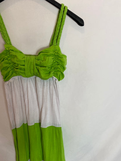 OTRAS. Vestido midi blanco con verde tirantes. T.S