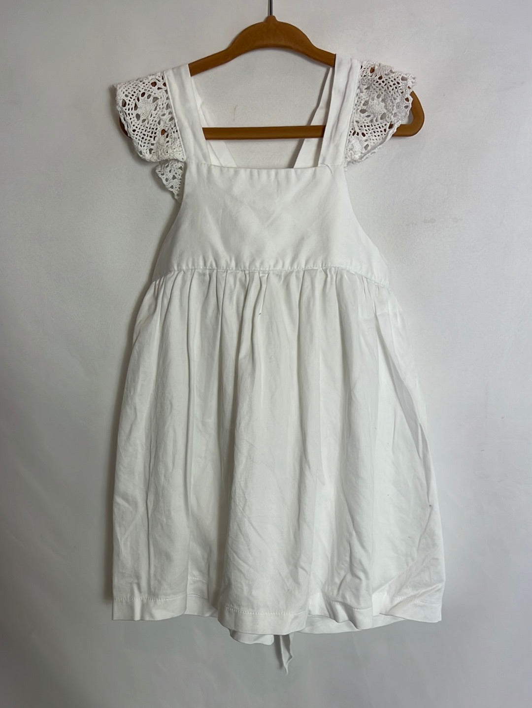 LOLA PALACIOS. Vestido blanco tirante crochet. T 6 años