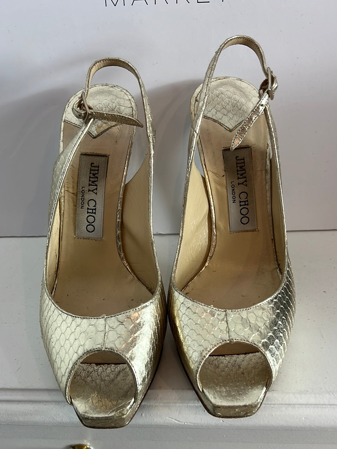 JIMMY CHOO. Sandalia peeptoes doradas textura. T 37.5