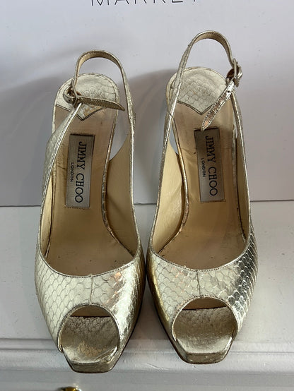 JIMMY CHOO. Sandalia peeptoes doradas textura. T 37.5