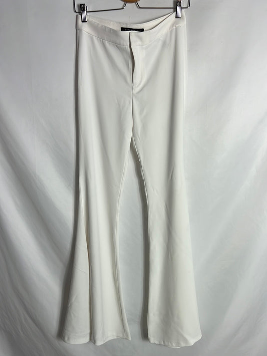 ZARA. Pantalón campana blanco. T XS