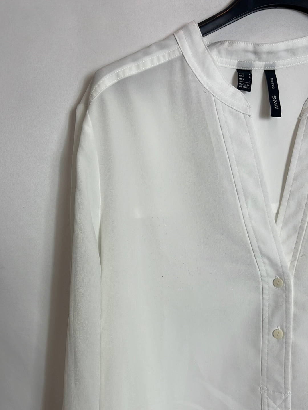 MANGO. Blusa blanca cuello mao. T L