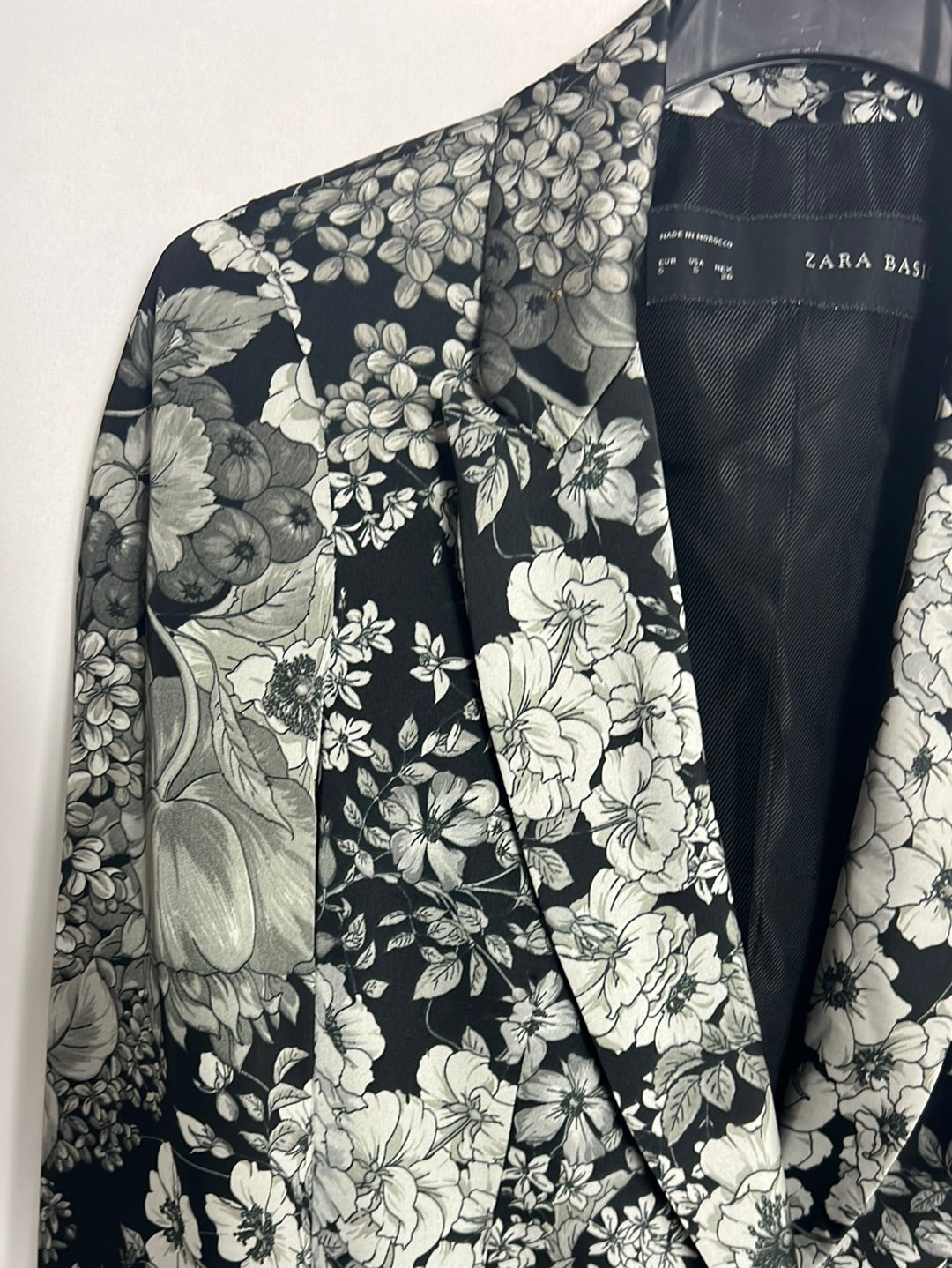 ZARA. Blazer negra satinada estampado flores. T S