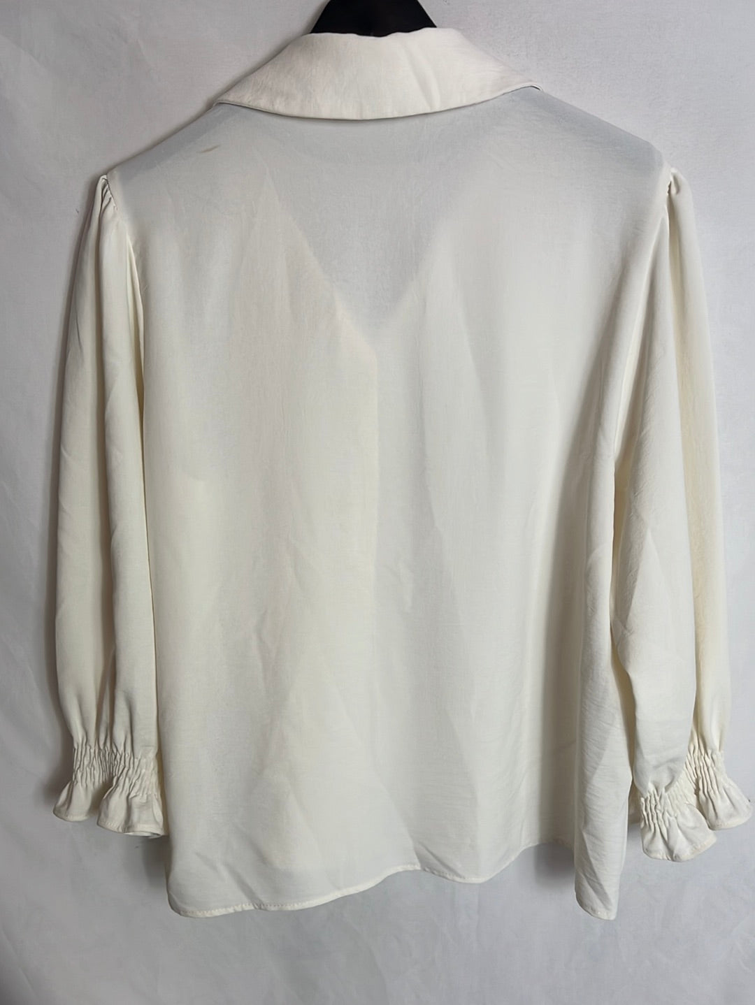 ZARA. Blusa beige cuello perlas T.m