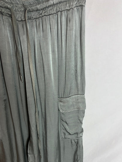 OTRAS. Pantalones cargo satinados. T.U