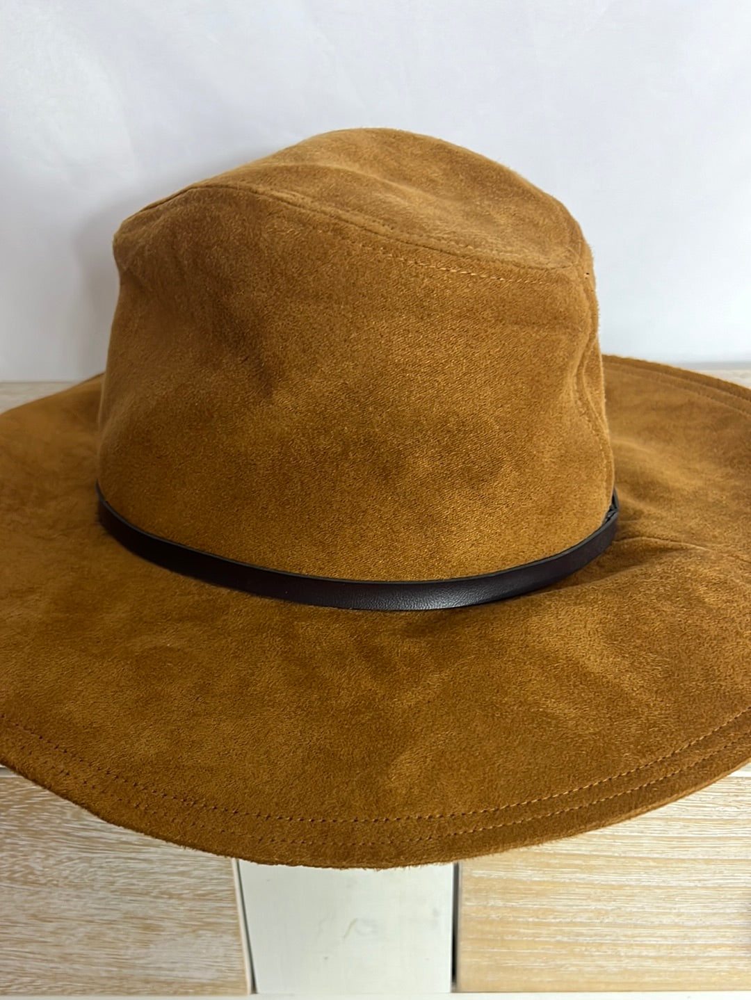 ZARA. Sombrero camel efecto piel. T S