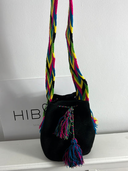 OTRAS. Bolso negro tela asa colores