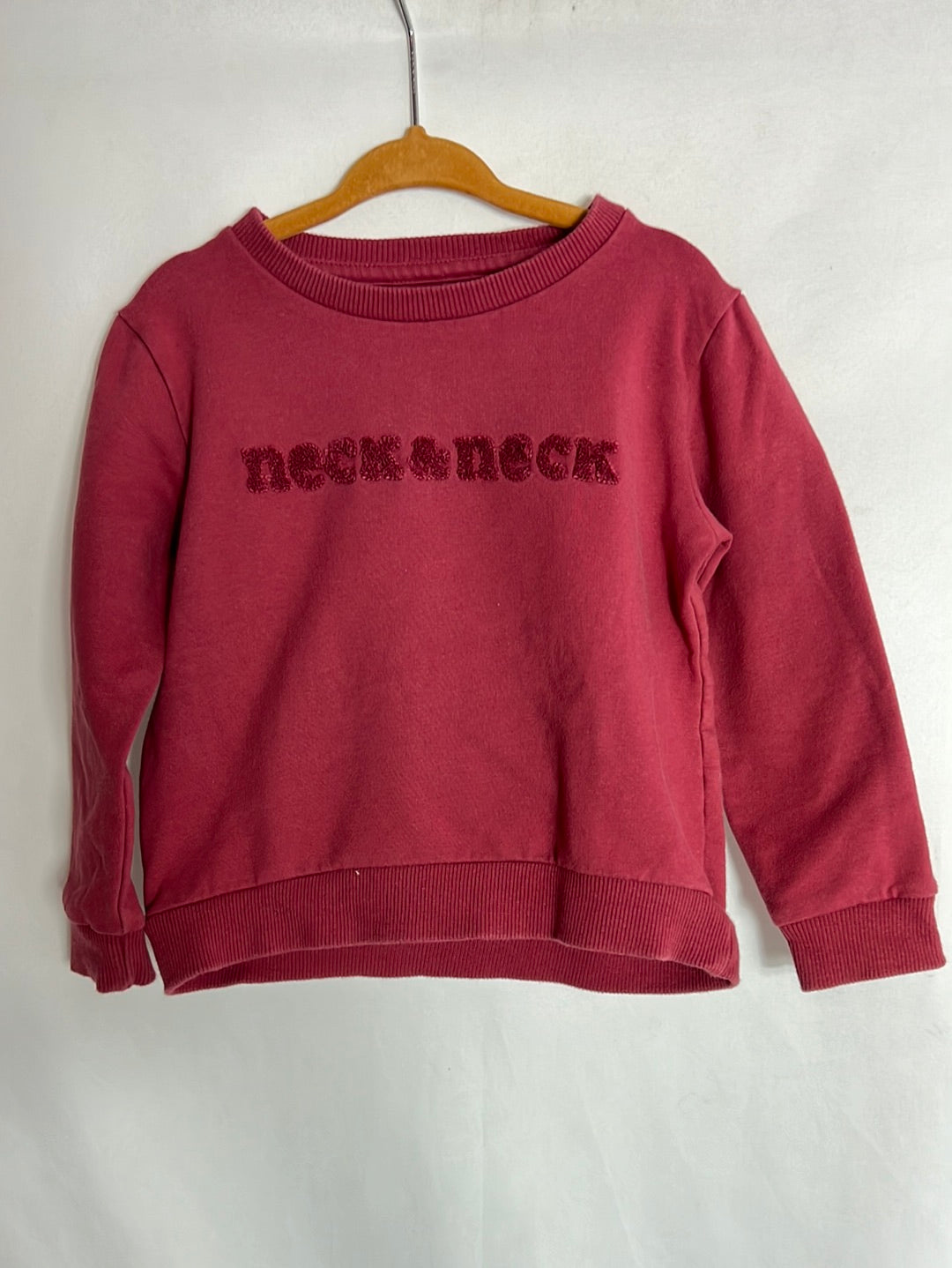 NECK&NECK. Sudadera rosa oscuro logo textura. T 3 años