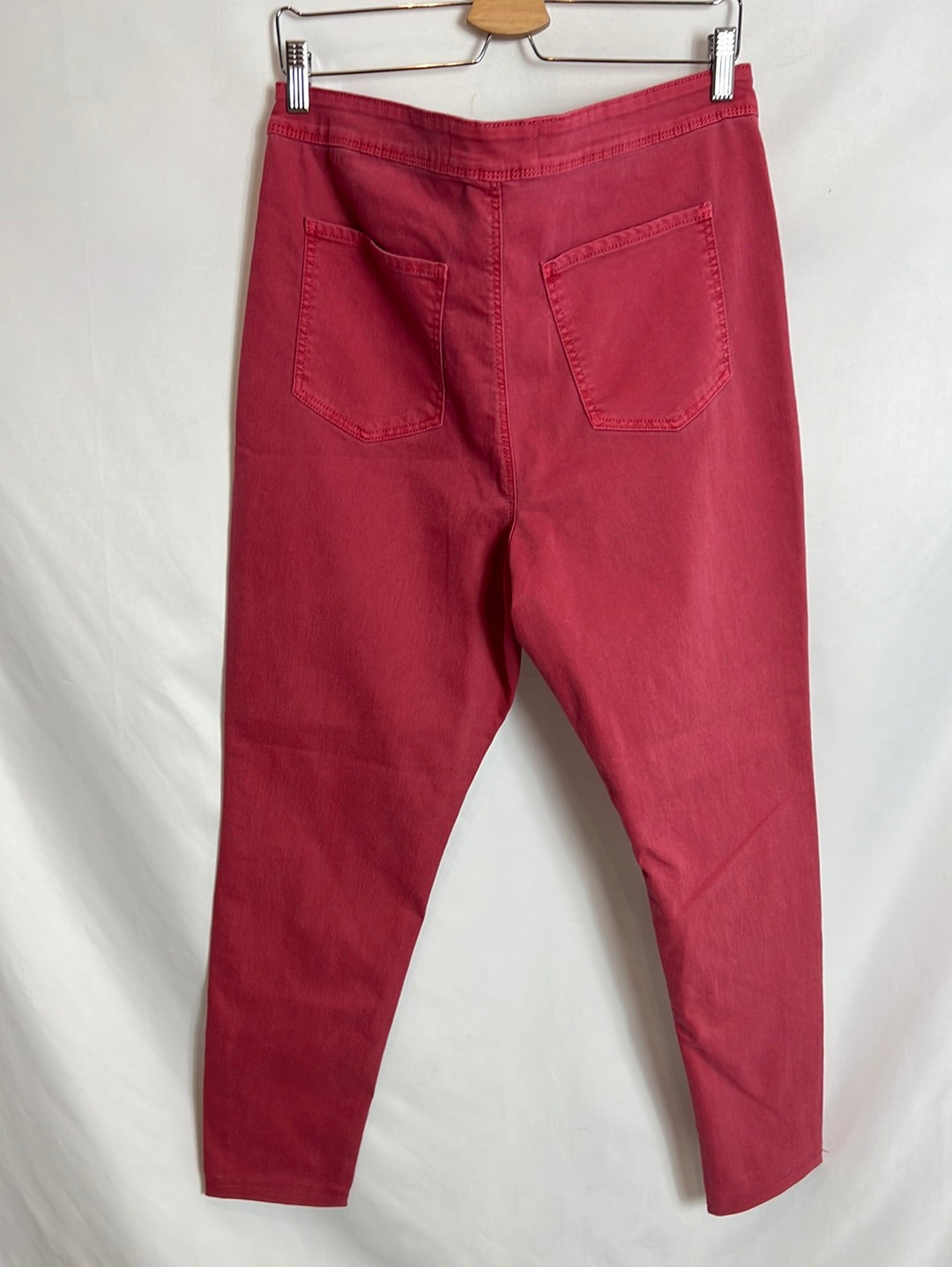 VIOLETA BY MANGO. Pantalones pitillo rojo efecto desgastado. T 50