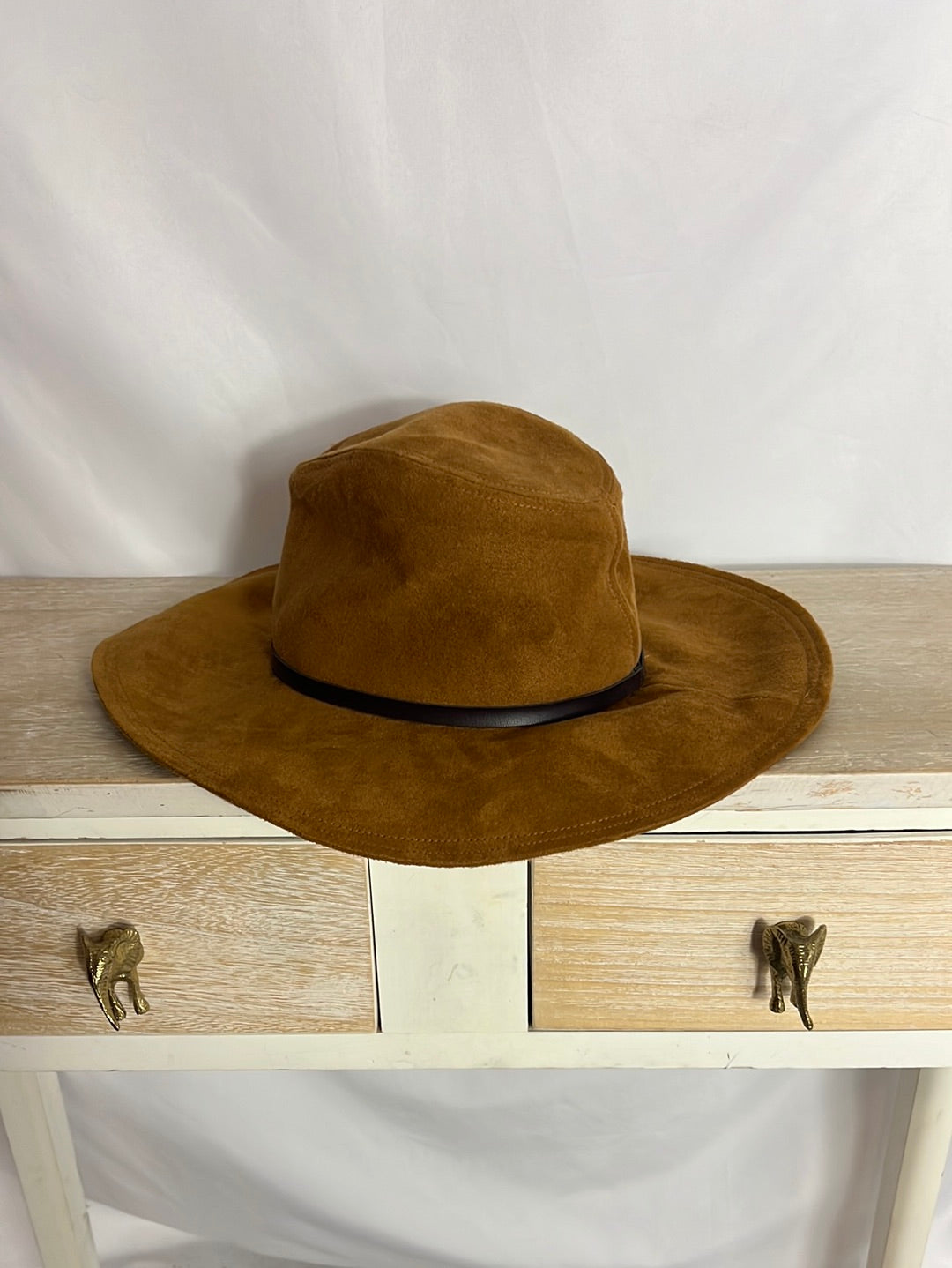 ZARA. Sombrero camel efecto piel. T S