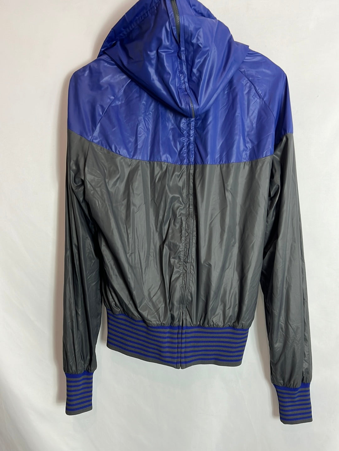 NIKE. Chaqueta corta vientos gris y morada. T S