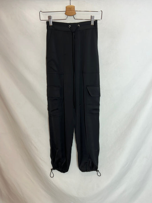 ASOS. Pantalones cargo fluidos satinados. T.32