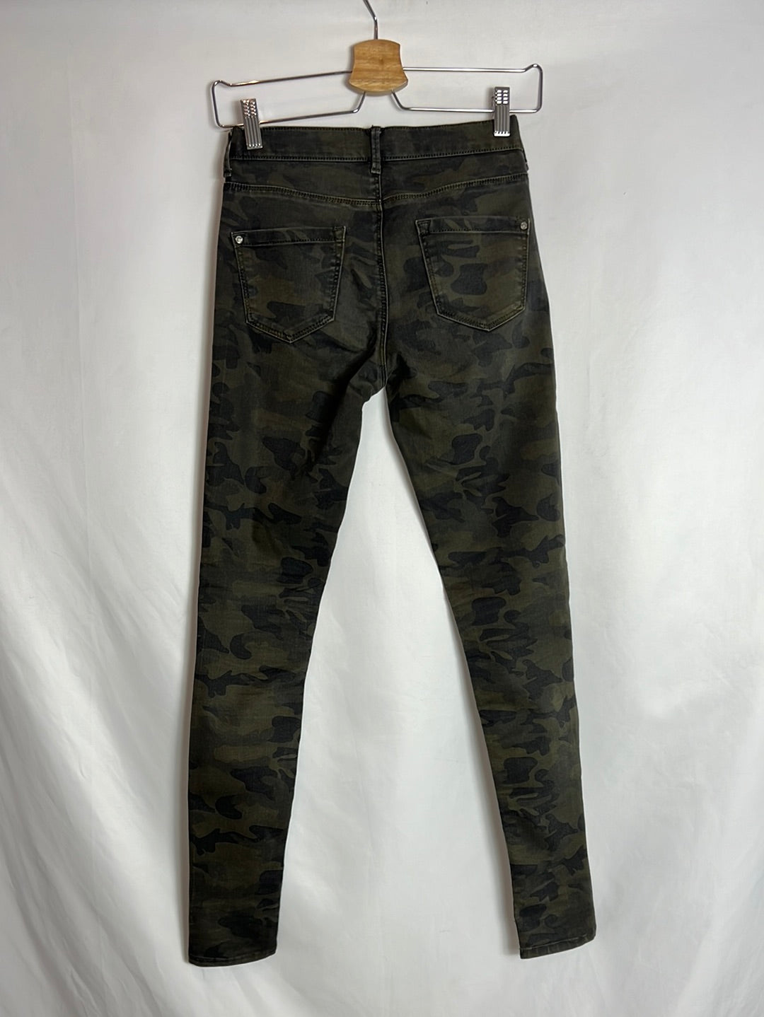 TOP SHOP. Pantalón pitillo camuflaje oscuro. T 25 (34)