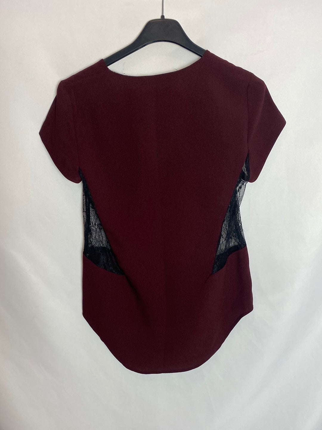 ZARA. Blusa burdeos con encaje los laterales. T.xs