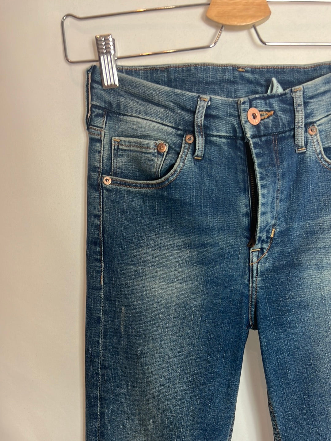 H&M. Pantalón denim recto. T 34