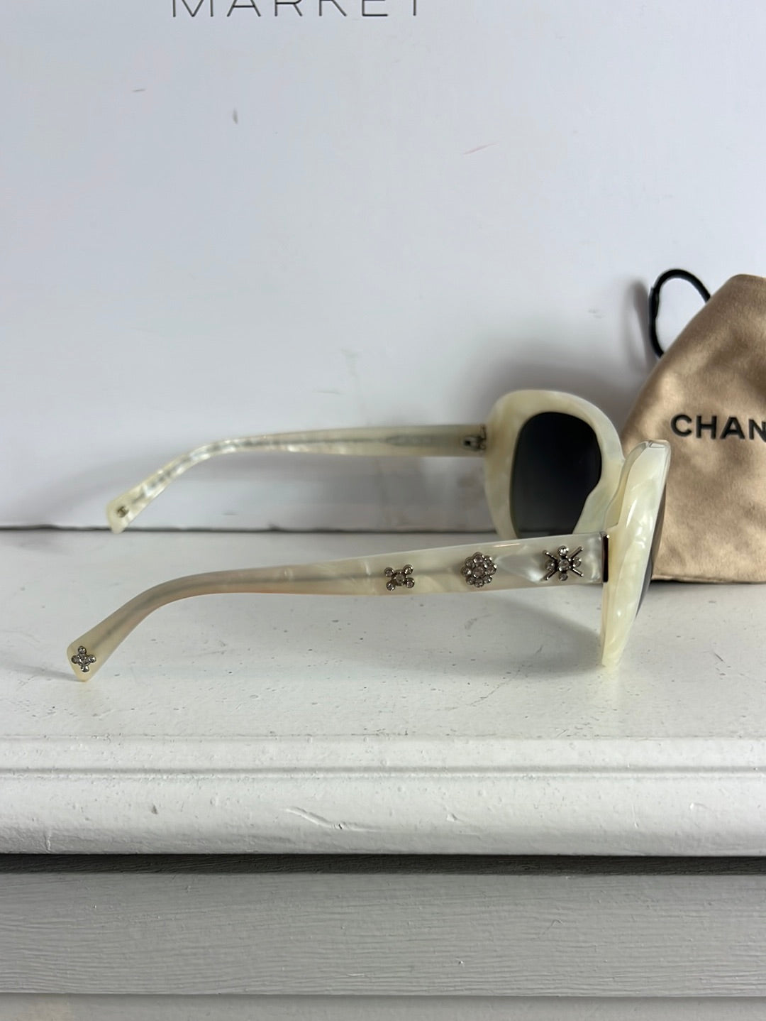 CHANEL. Gafas color marfil detalle patillas