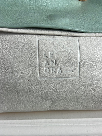 LEANDRA. Cartera de mano piel tricolor