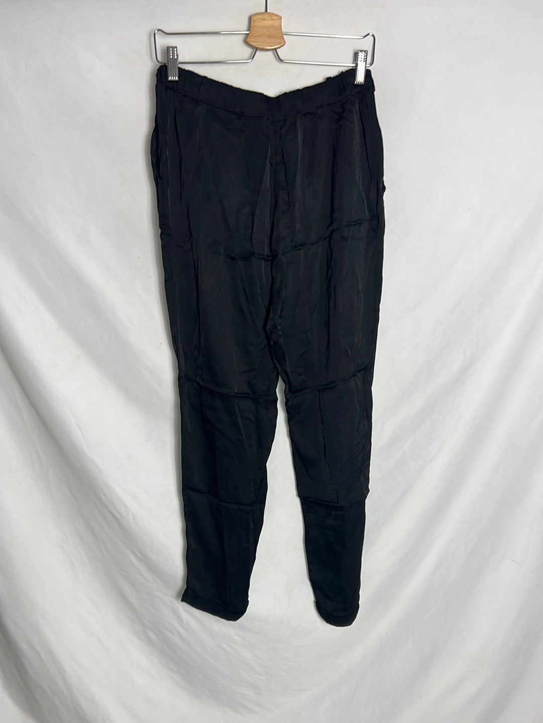 LAB. Pantalón negro fluido satinado. T M