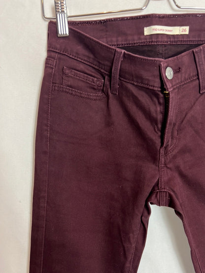 LEVI´S. Pantalón denim pitillo color berenjena. T 26 (36)