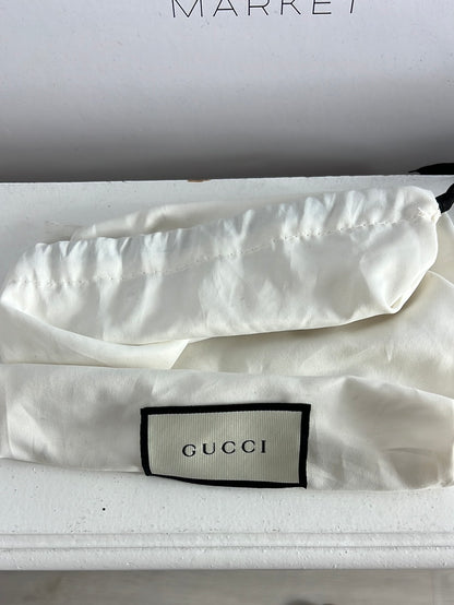 GUCCI. Sandalia tacón dorado en relieve. T 37