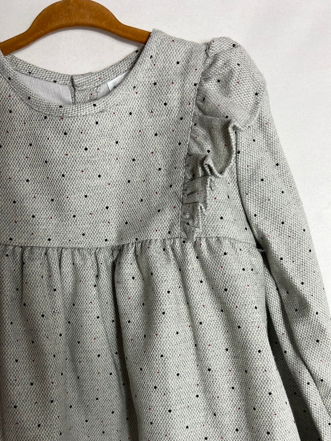 DOÑA CARMEN. Vestido gris textura mini topitos. T 6 años