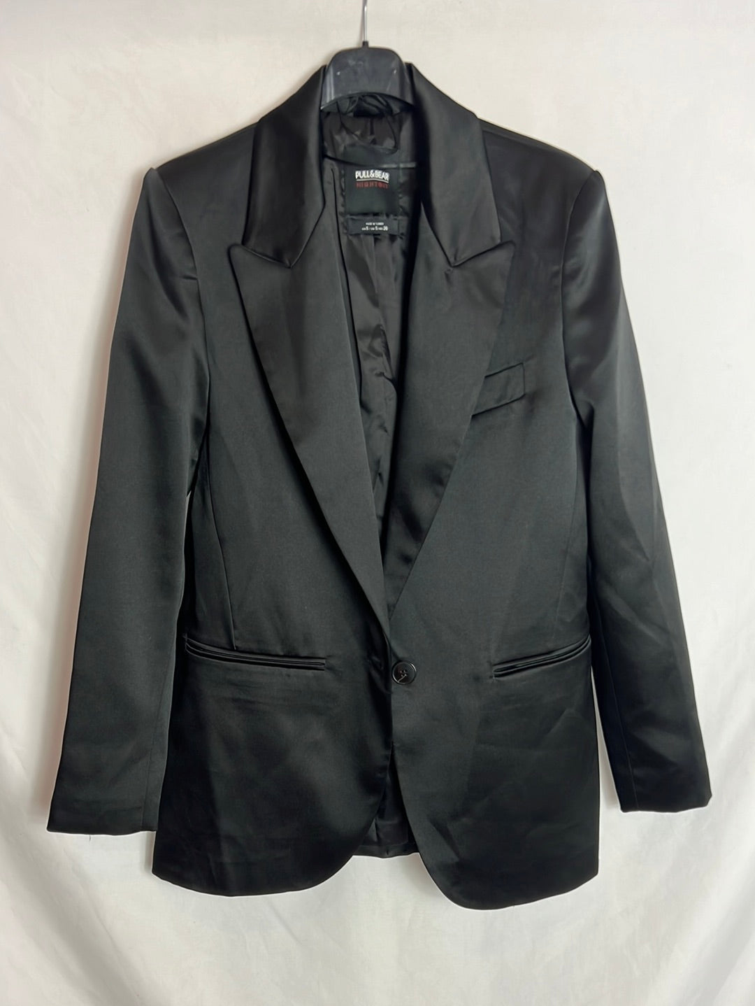 PULL&BEAR. Blazer negra satinada T.s