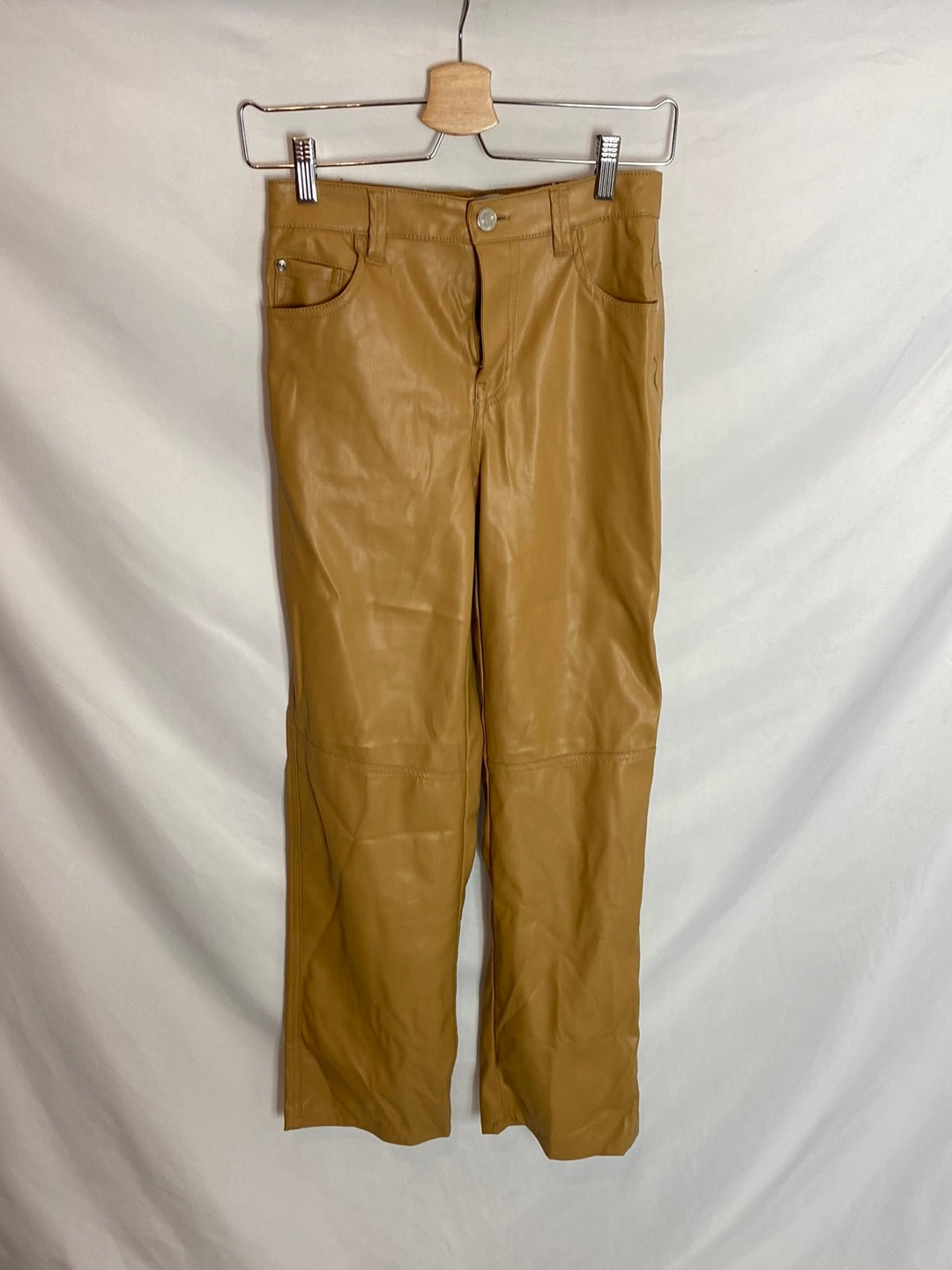 BERSHKA. Pantalón straight camel polipiel. T.S