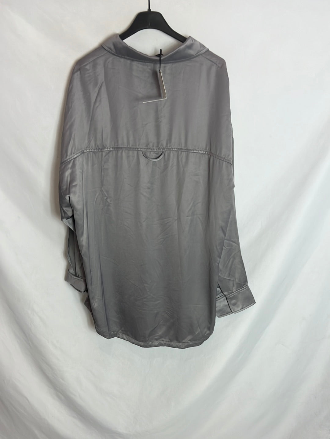 ZARA. Camisa gris manga larga satinada. T.XL