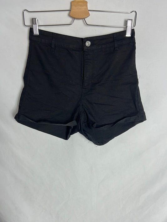 H&M. Shorts negros cintura alta. T 40