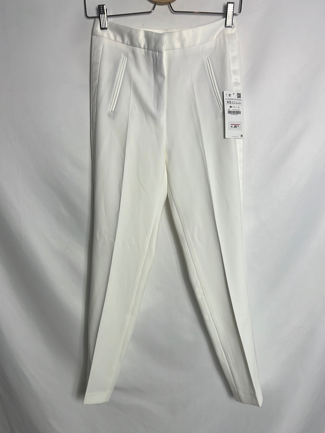 ZARA. Pantalones blancos pinzas líneas laterales. T XS