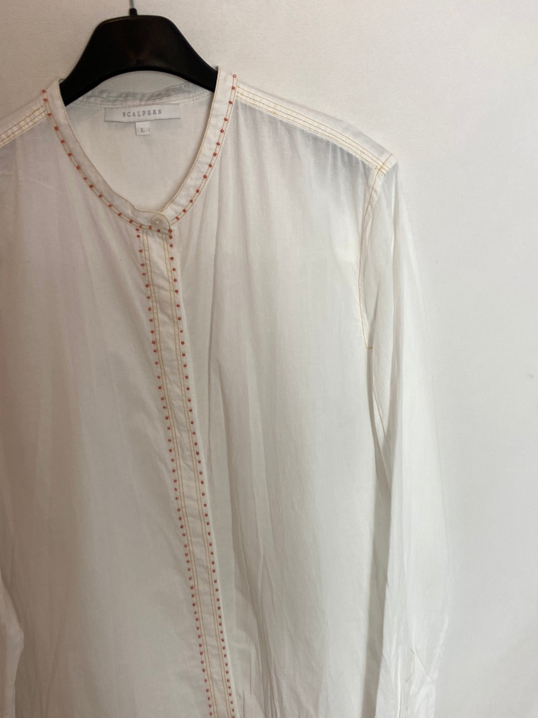 SCALPERS. Blusa blanca abalorios T.L