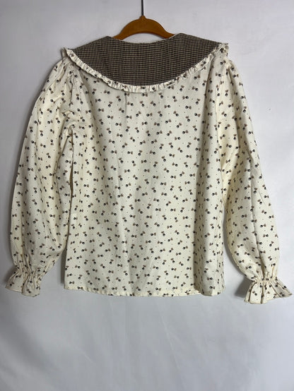 LOLA LIKES. Blusa beige claro flores. T 6 años