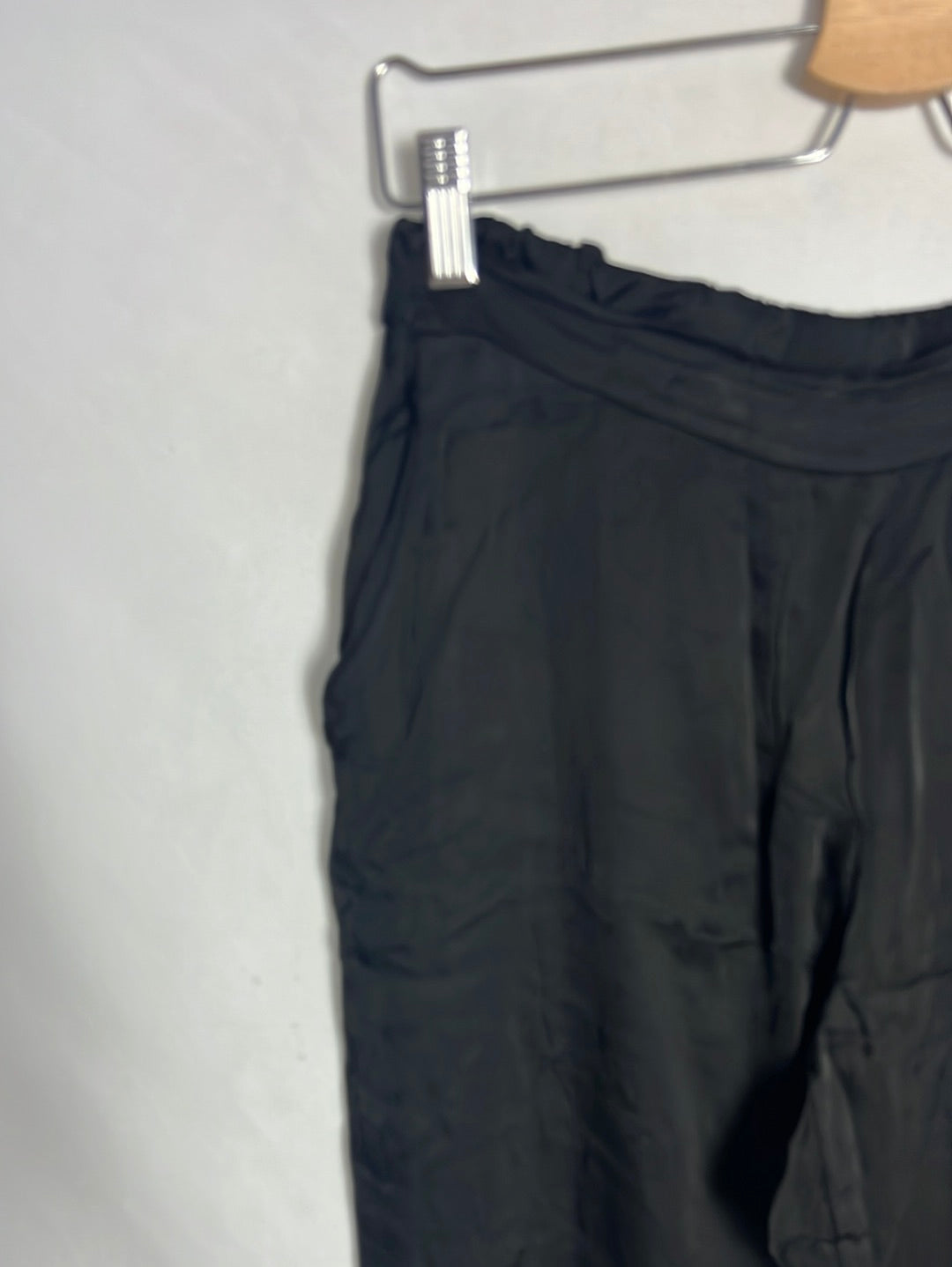 LAB. Pantalón negro fluido satinado. T M