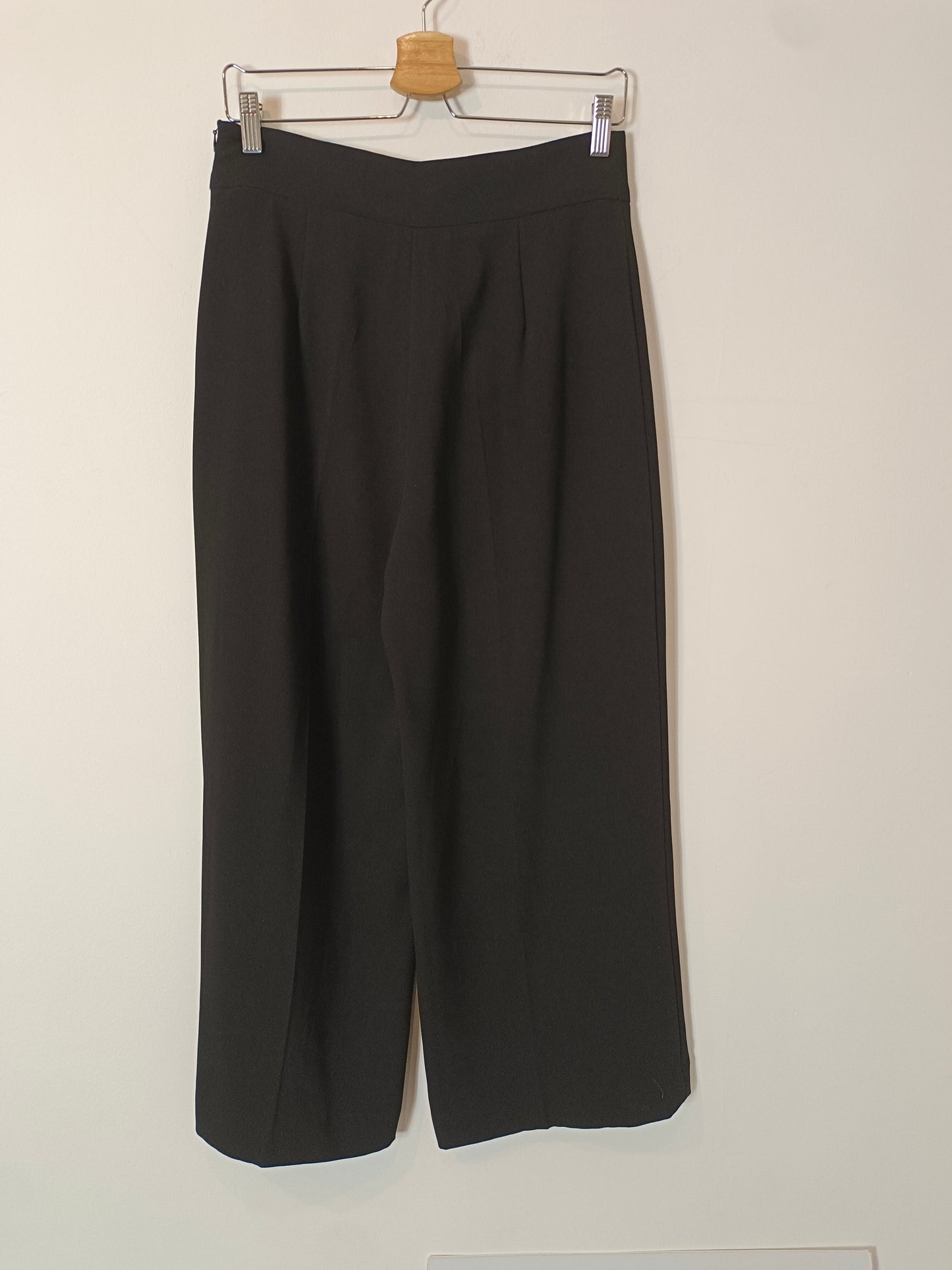 ZARA. Pantalón negro culotte T.m