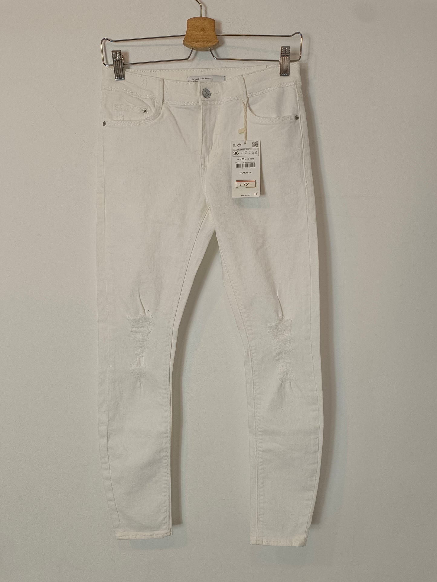 ZARA. pantalón blanco denim rotos T.36