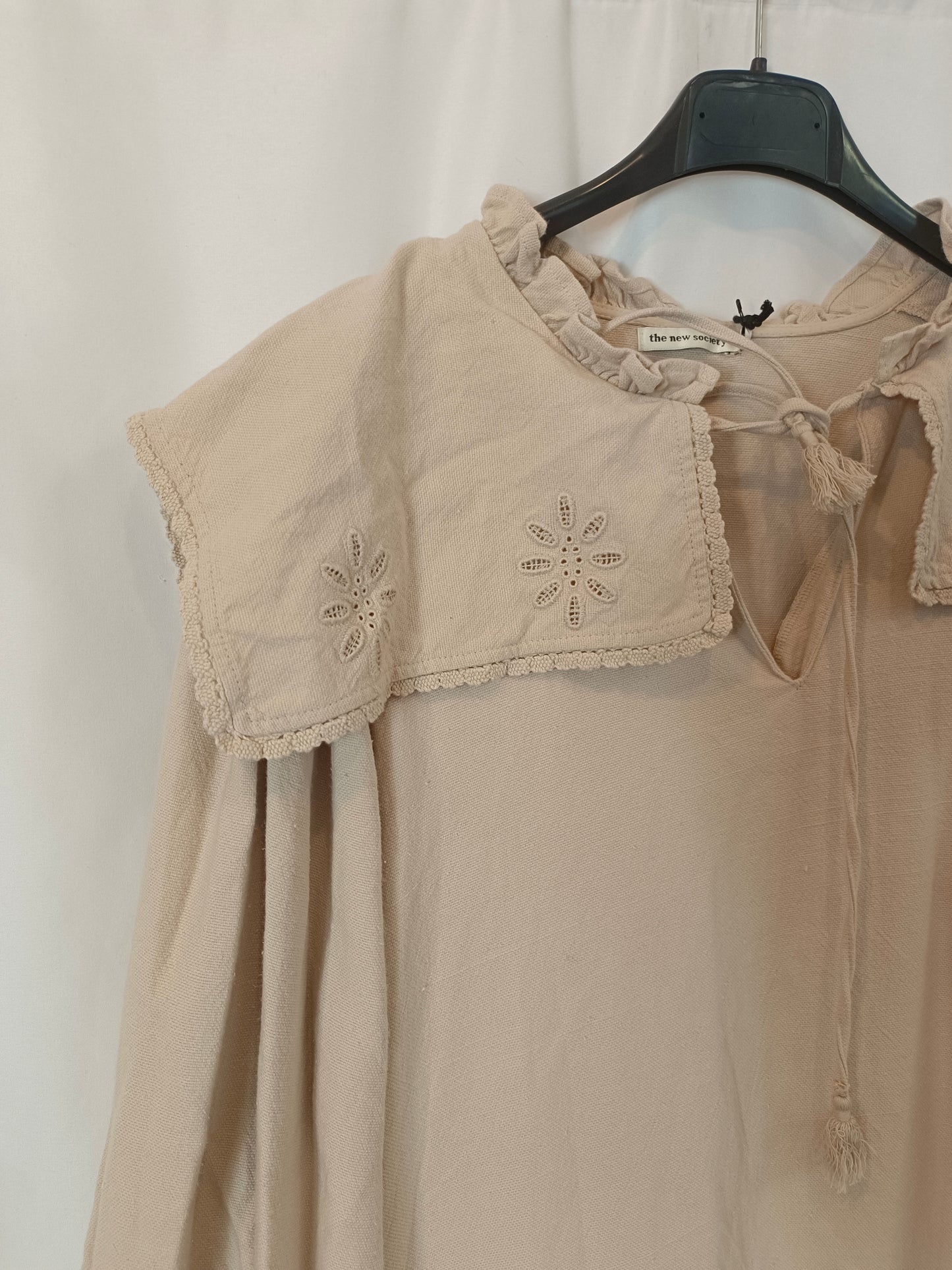 THE NEW SOCIETY. Vestido largo beige troquelado T.u(s)