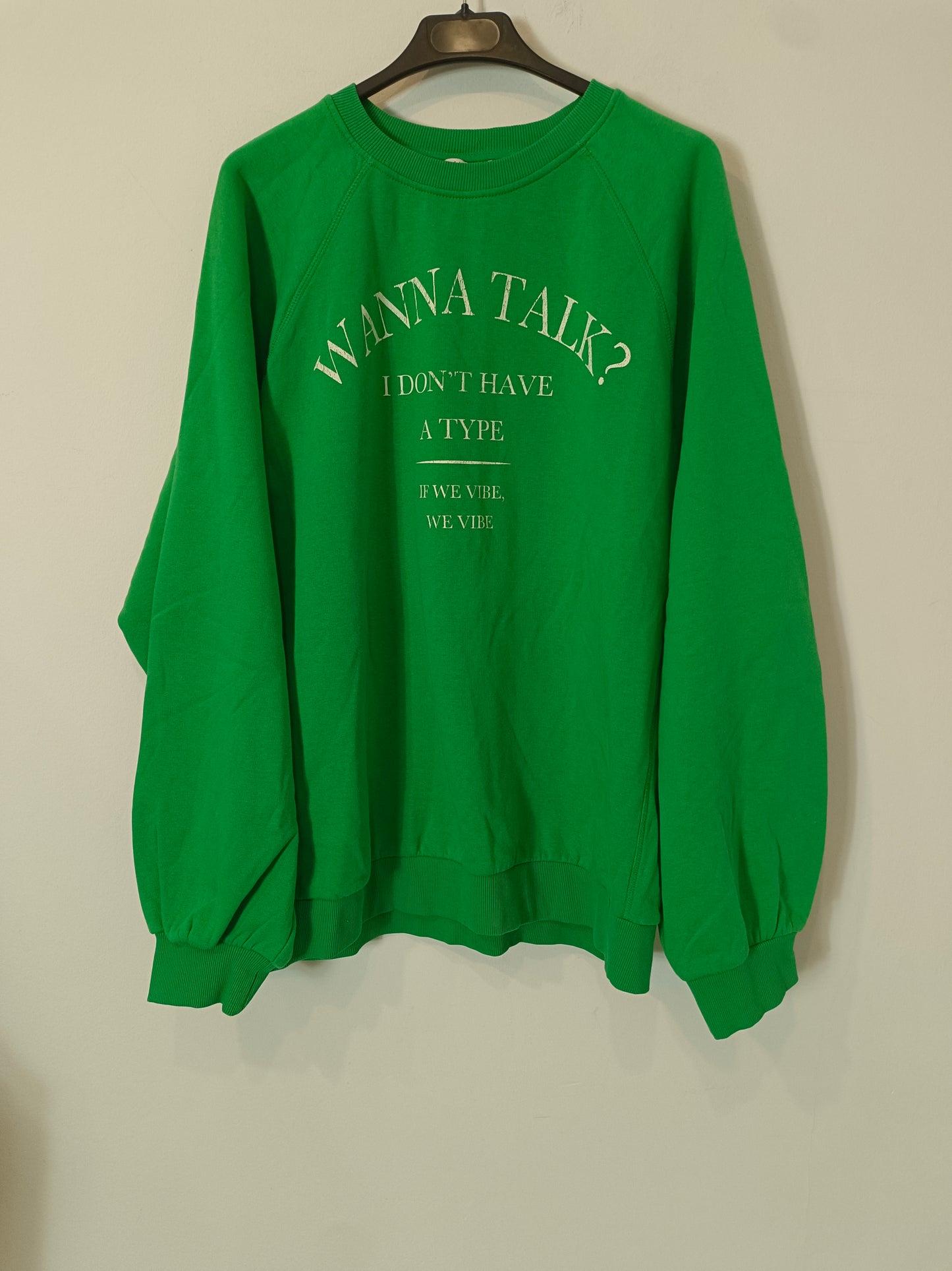 BERSHKA. Sudadera verde letras T.m