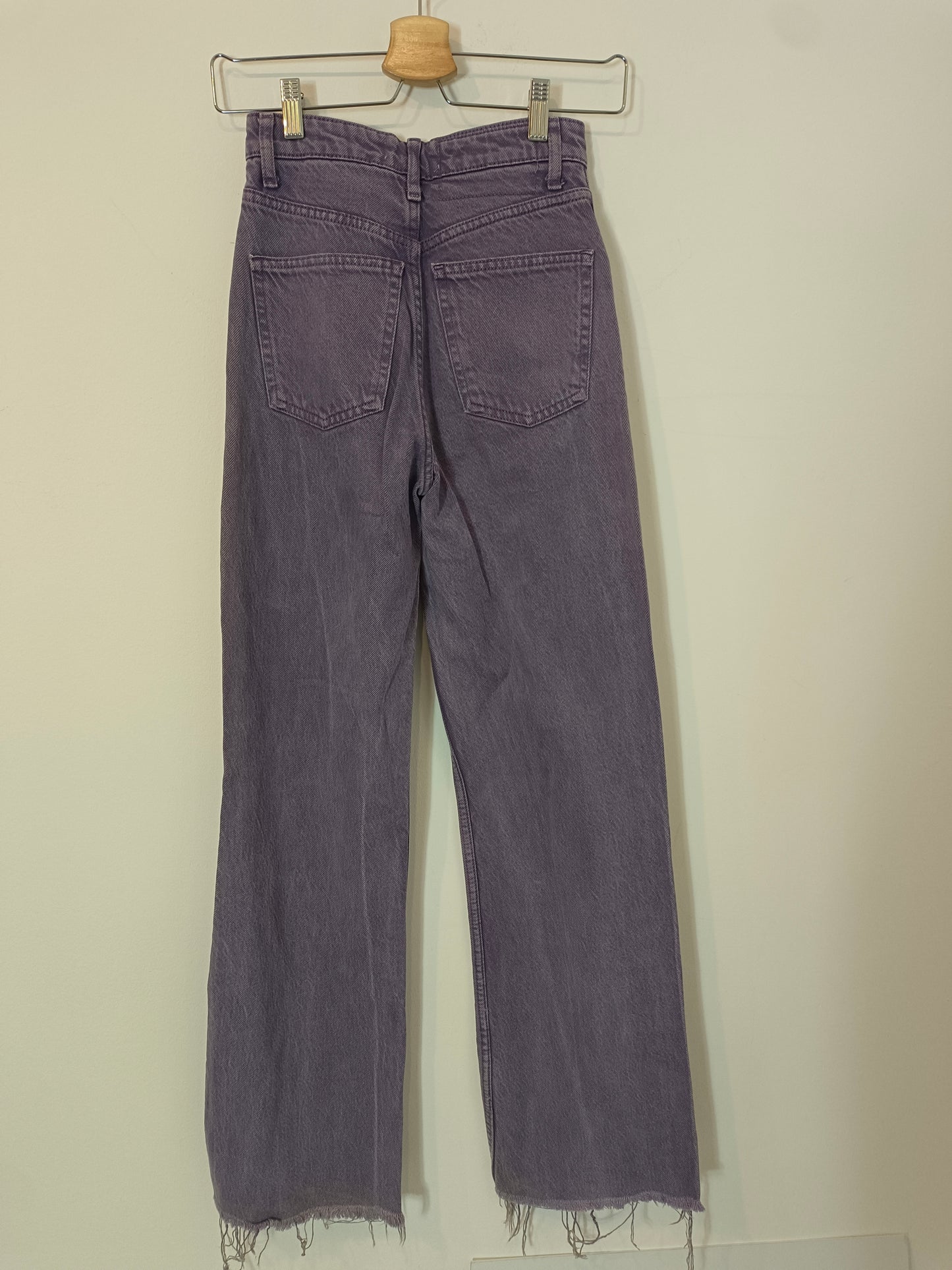 ZARA. Pantalón denim morado T.32