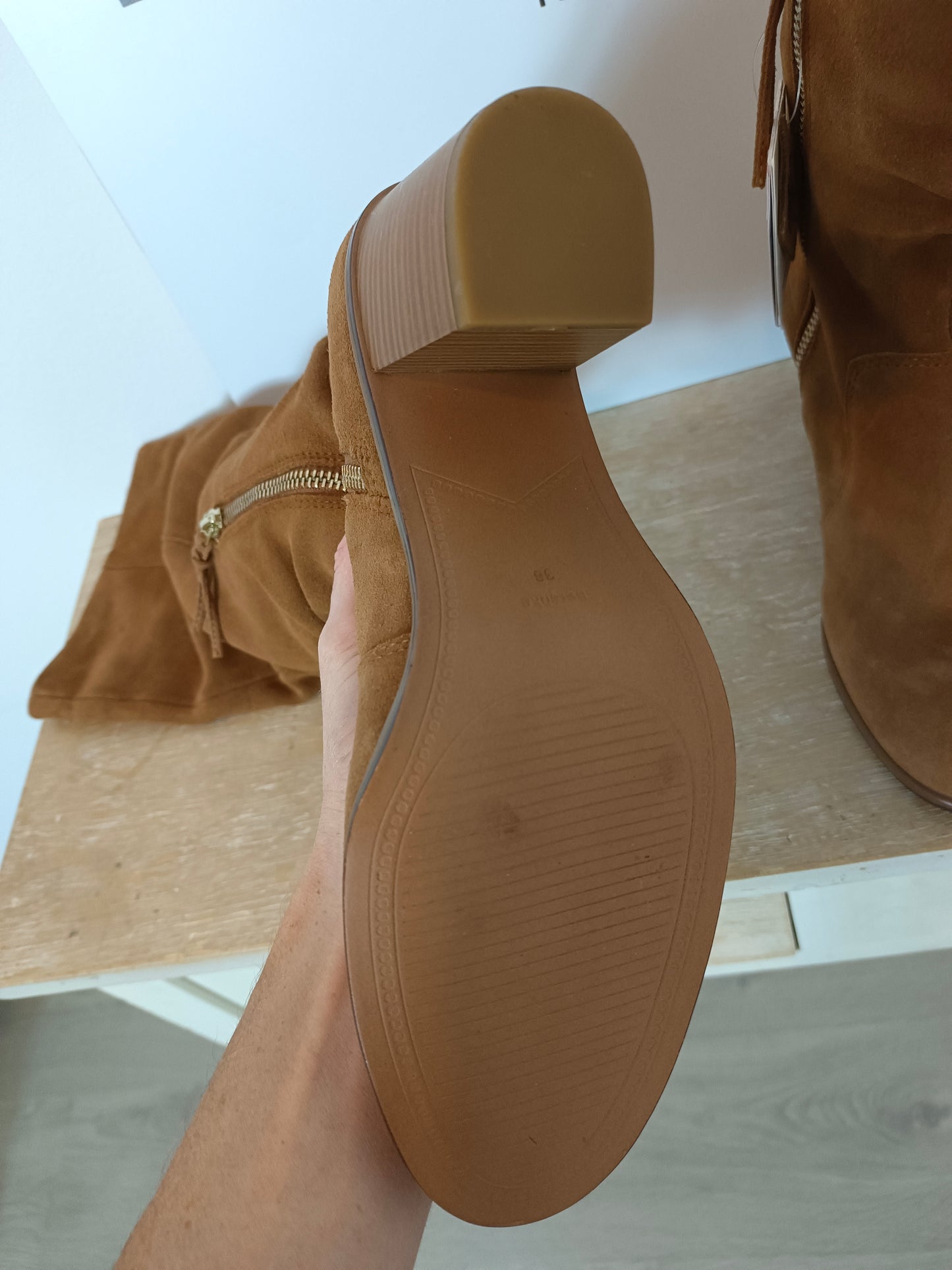 BERSHKA. Botas altas piel camel. T 38