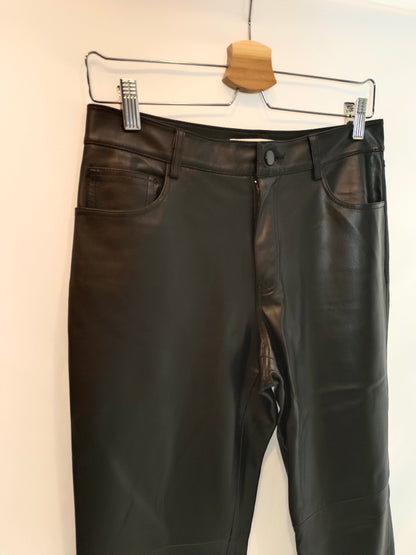 MANGO. Pantalón negro efecto piel T.36