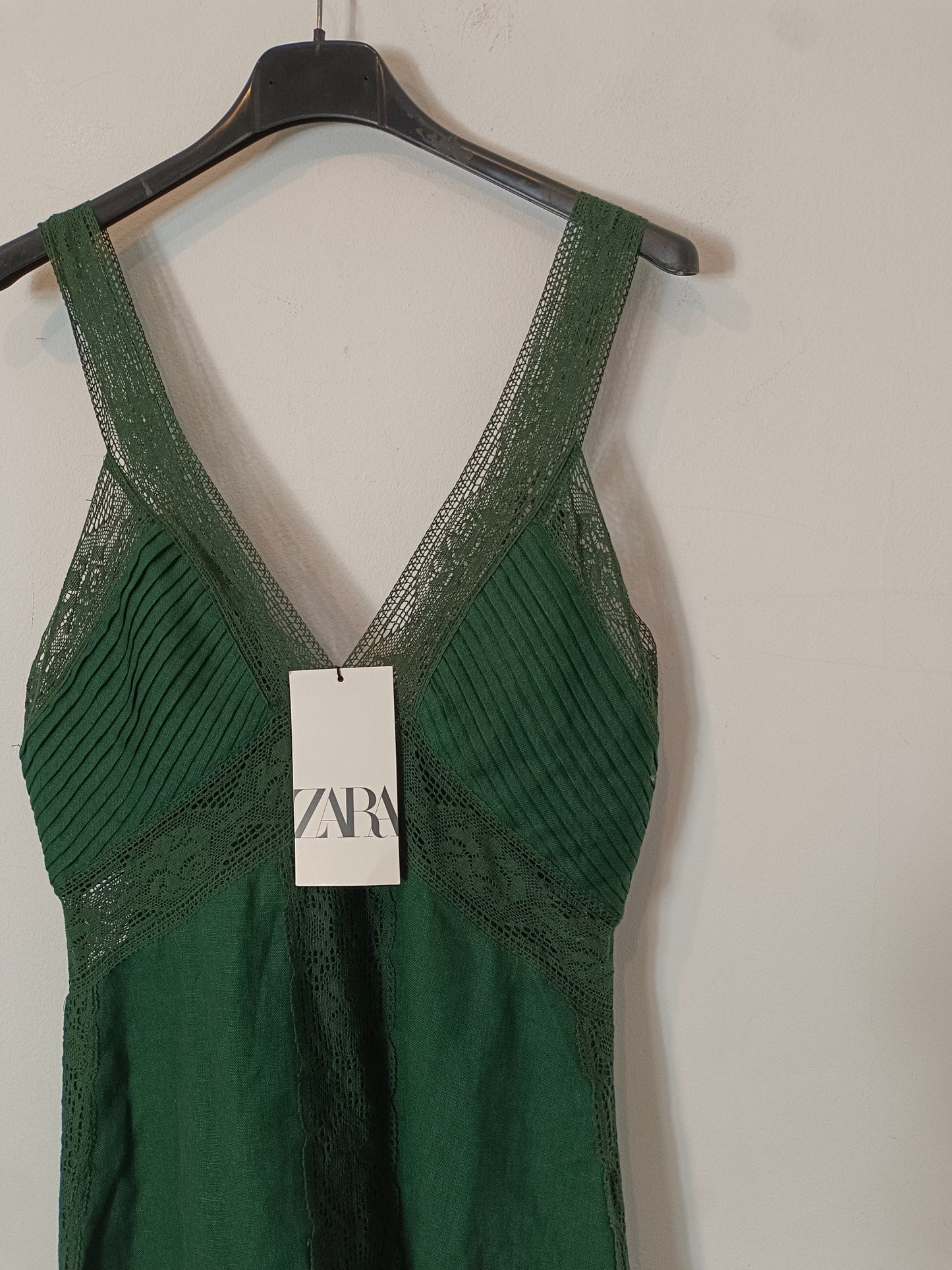 ZARA. Vestido midi verde detalles T.s