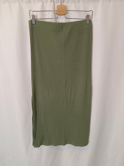 STRADIVARIUS. Falda midi canalé verde T.l