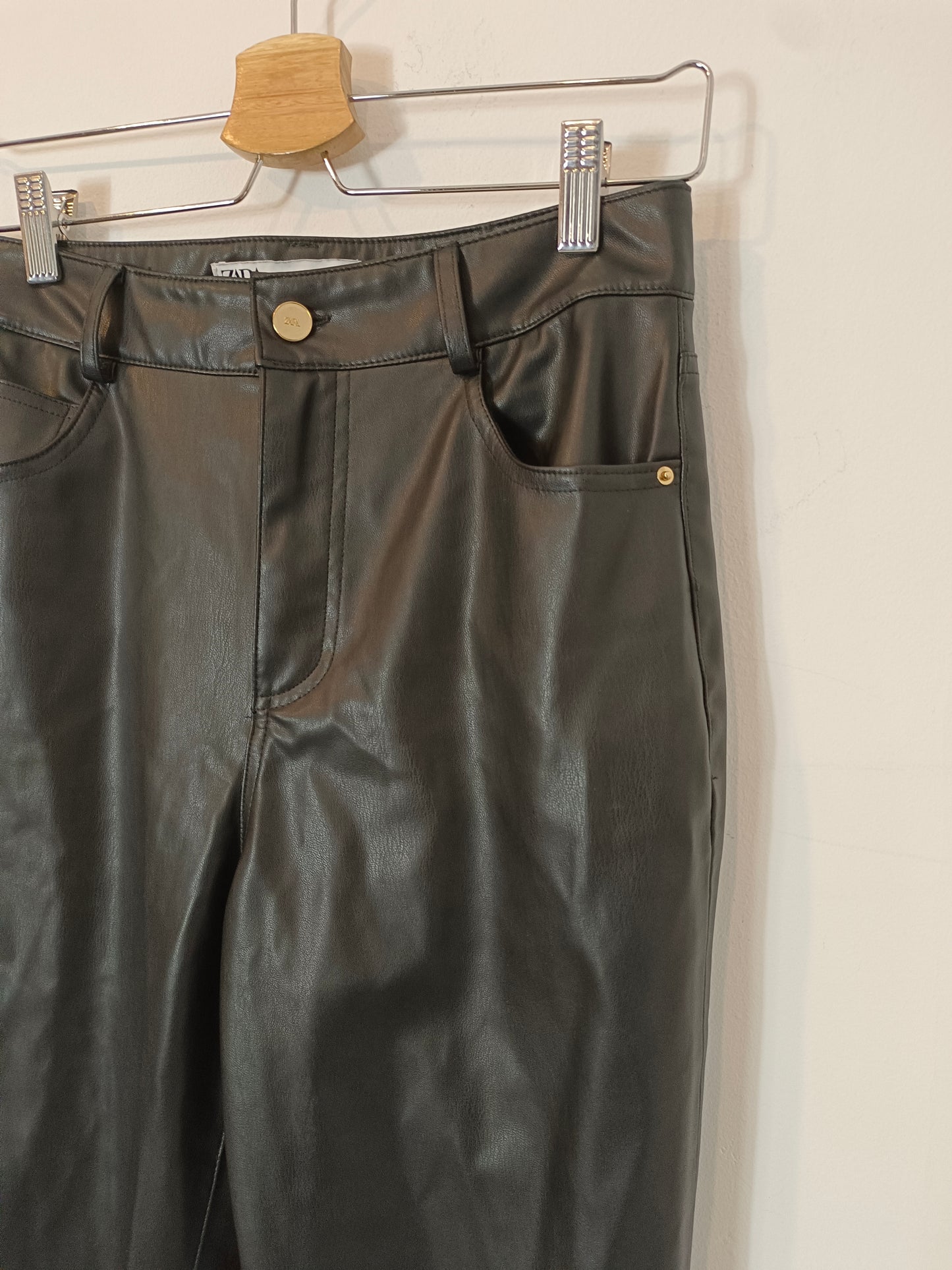 ZARA. Pantalón negro efecto piel  T.36