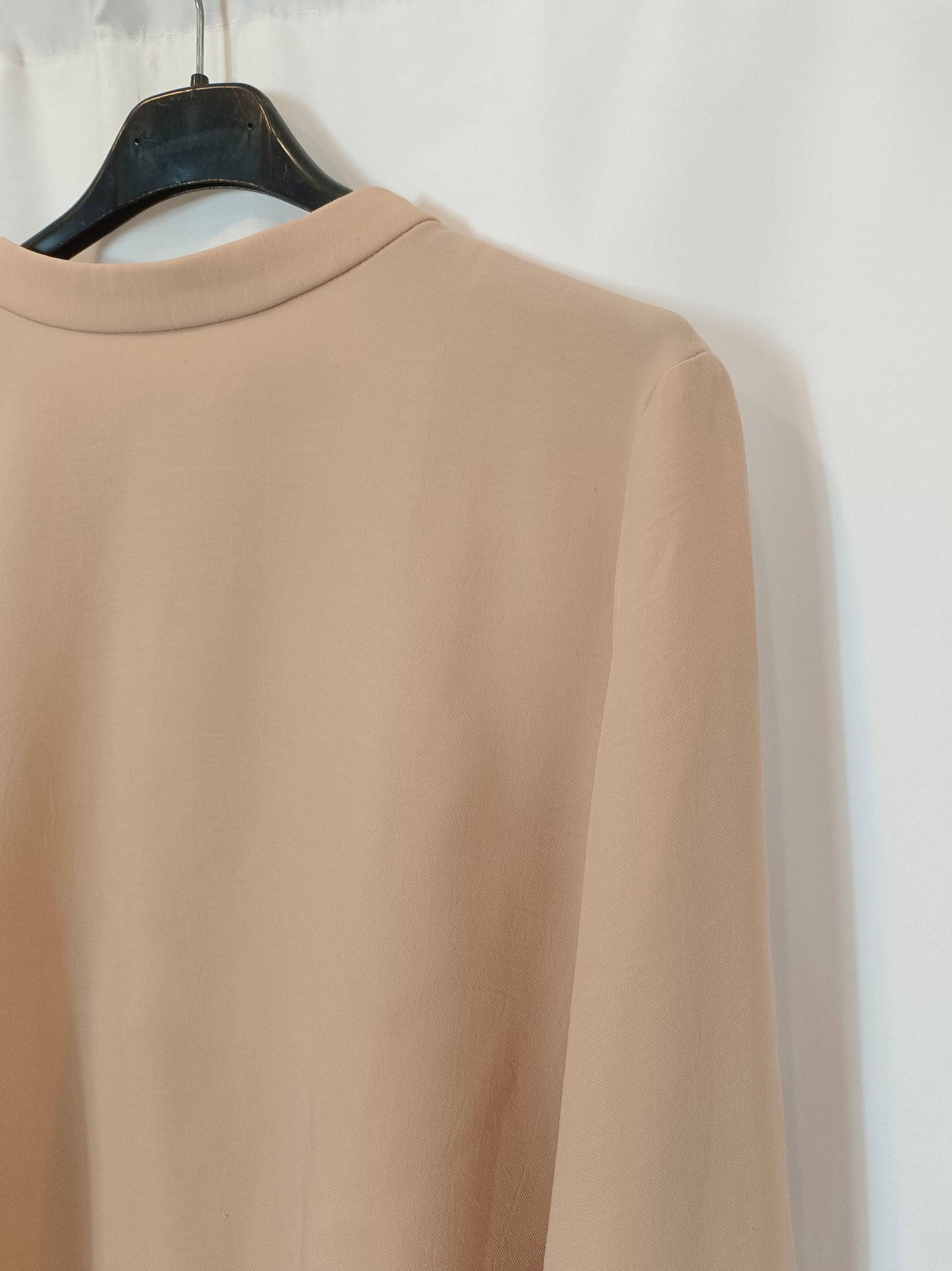 COS. Blusa detalle espalda color nude. T 40