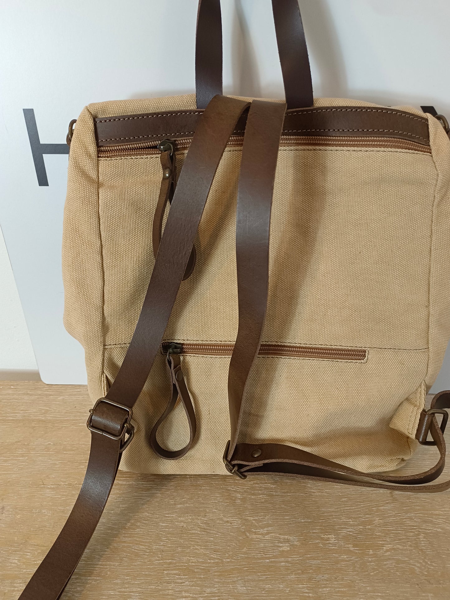 CUIROTS. Mochila lona beige detalles piel