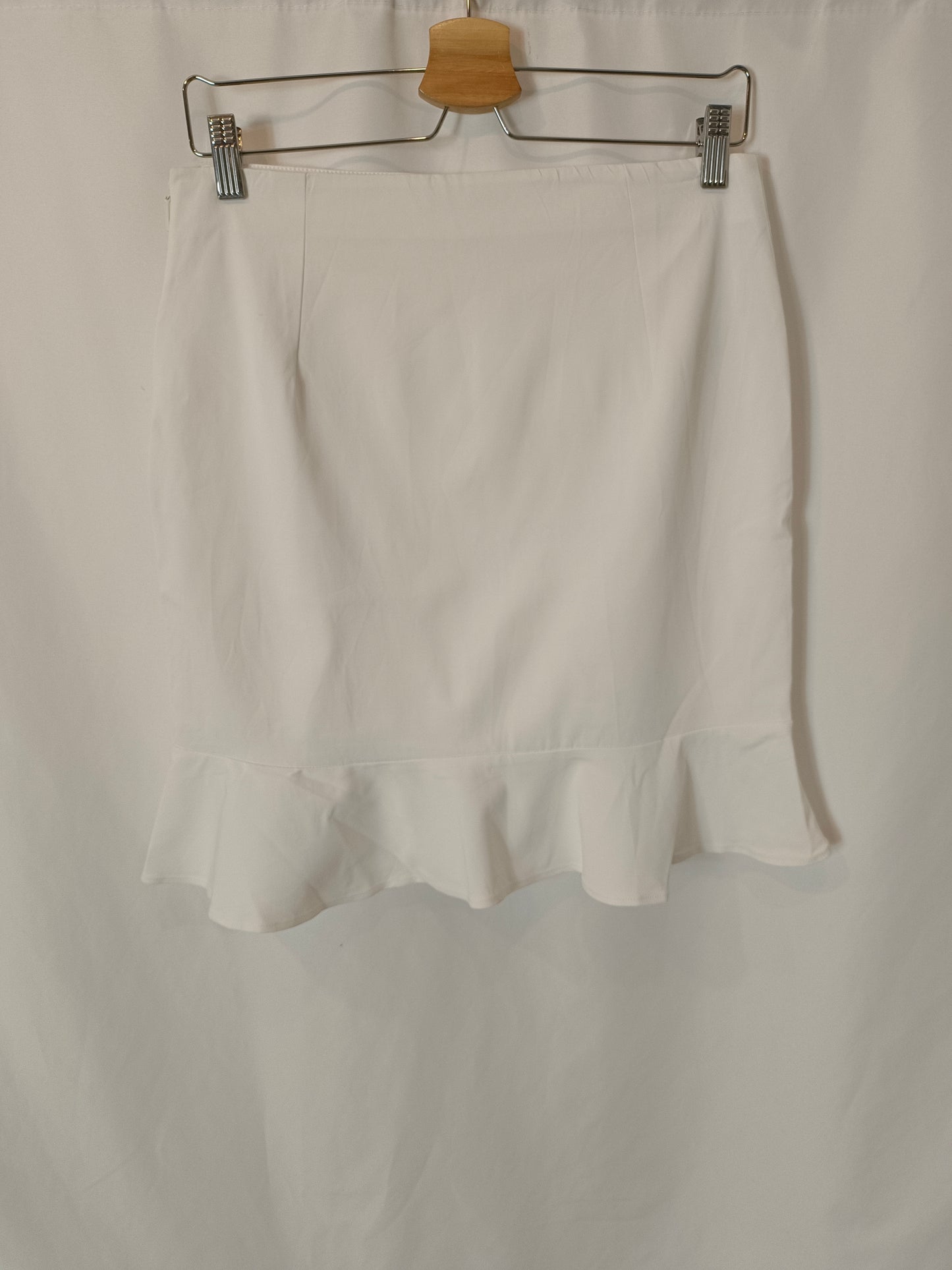 MANGO. Falda corta blanca volante. T S