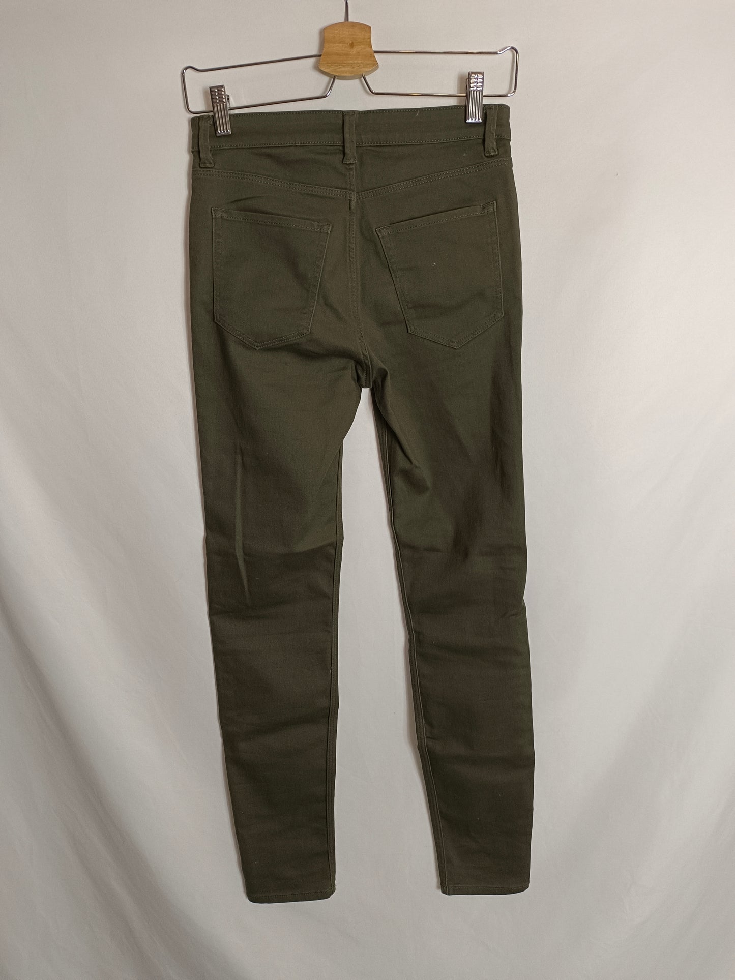 H&M. Pantalón verde pitillo T.36