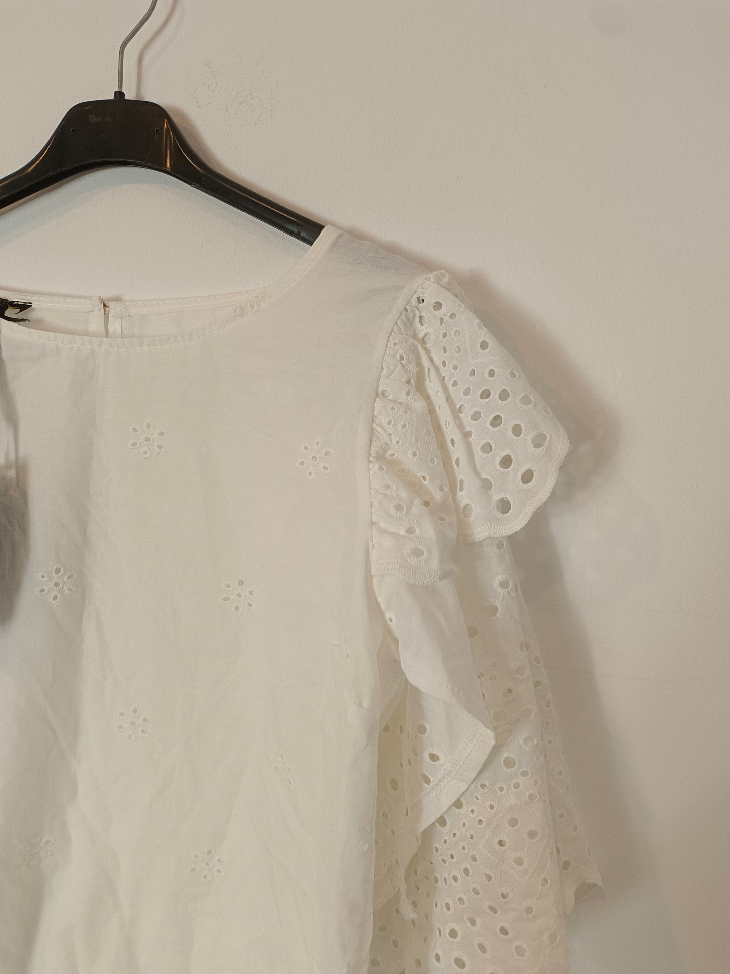 GIORGIA&JOHNS. Blusa blanca troquelada T.s