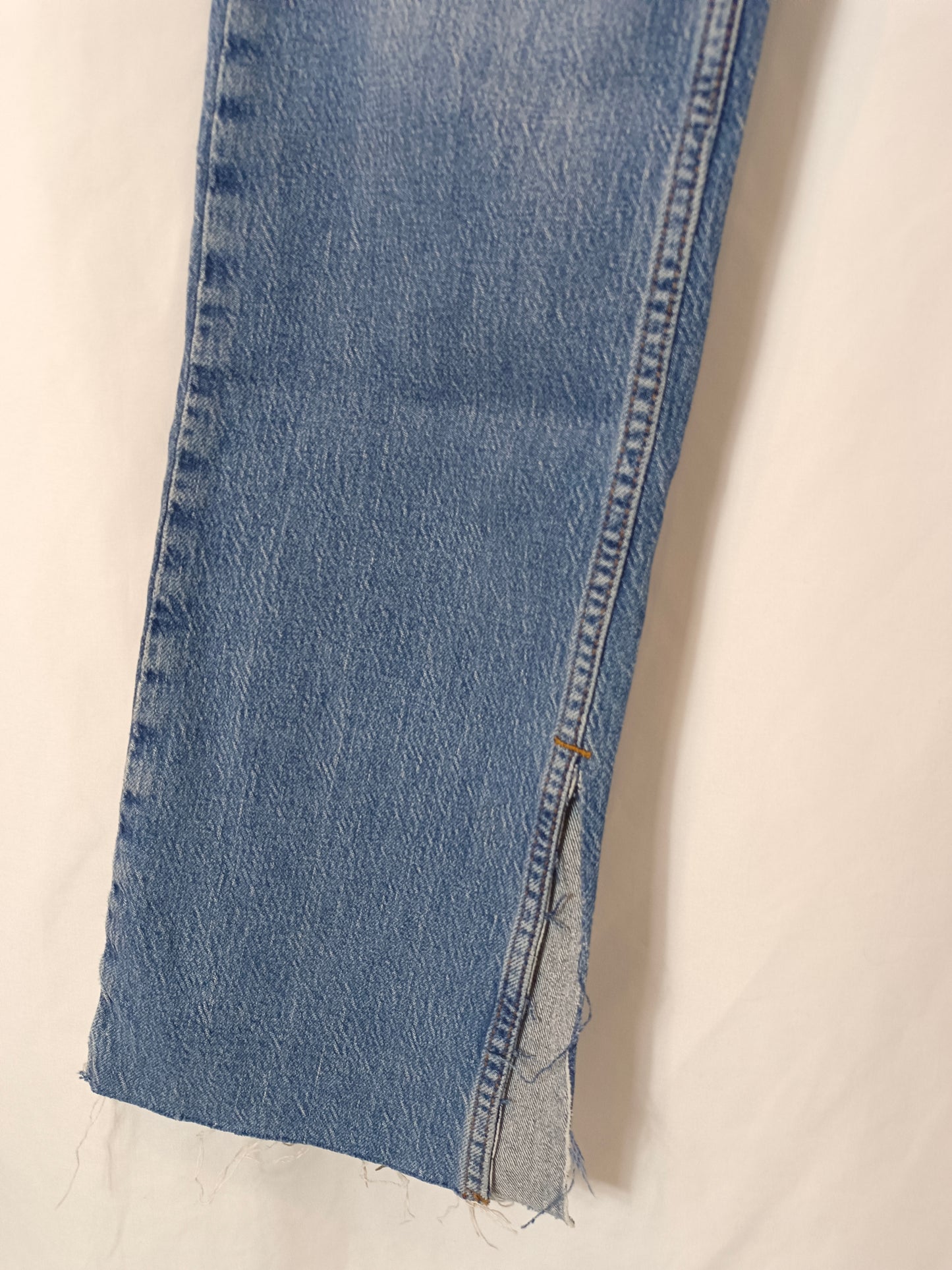 ZARA. Pantalón denim apertura T.38